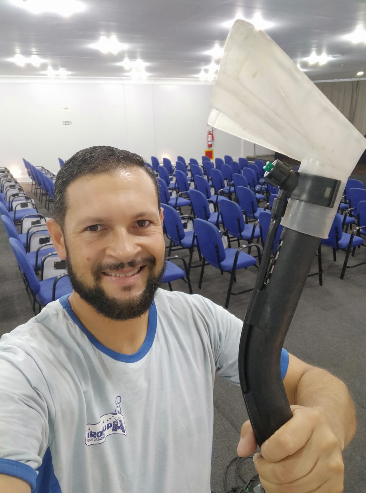 Limpeza profissional de carpetes e auditórios